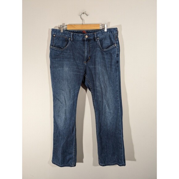 Tommy Bahama Jeans Men Size 38 Blue Medium Wash Straight Leg Denim - Picture 1 of 7